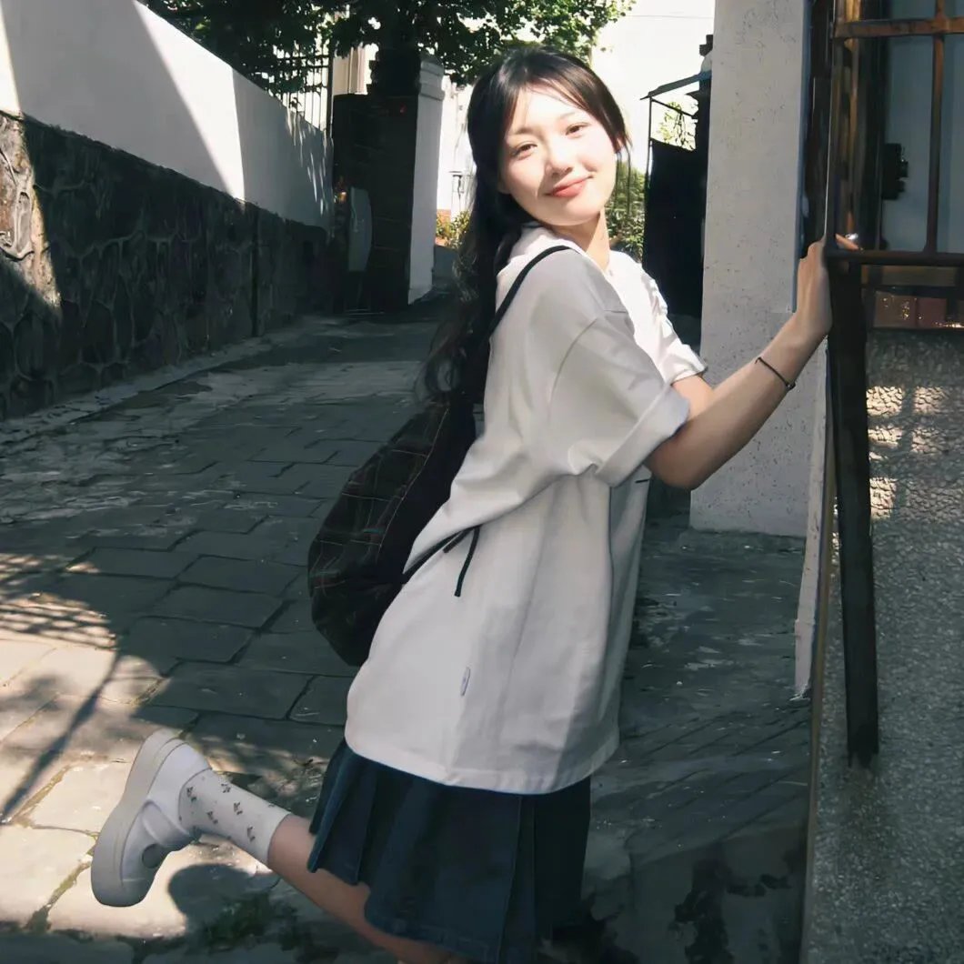 她的微笑像颗糖